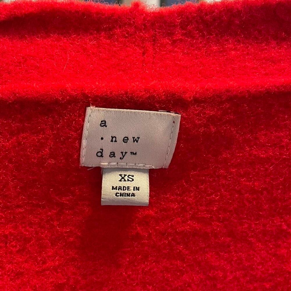 Red cropped cardigan with button - Picture 3 of 3